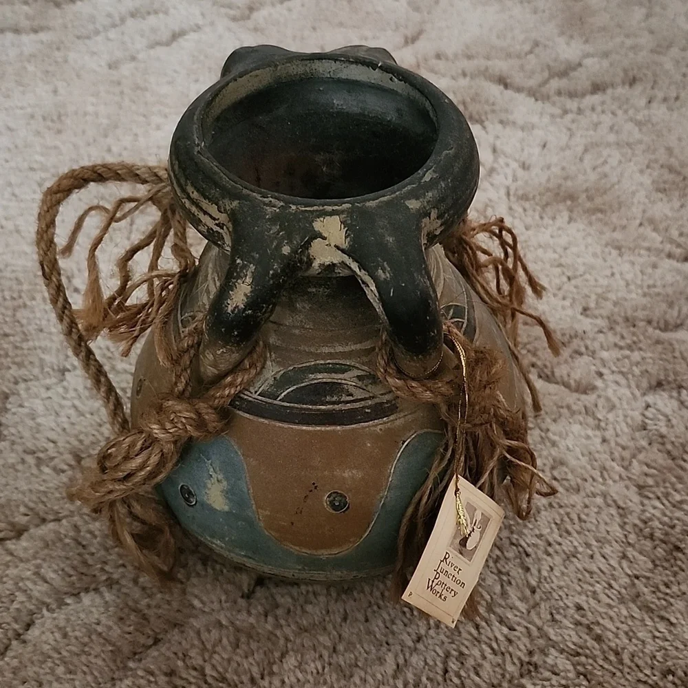 Vintage River Junction Pottery Works Handmade Stoneware Vase Urn The vase featu - Picture 2 of 9